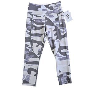 ZYIA Active Light n Tight Hi Rise Capri Leggings Women's 4 Camo Pockets Stretch